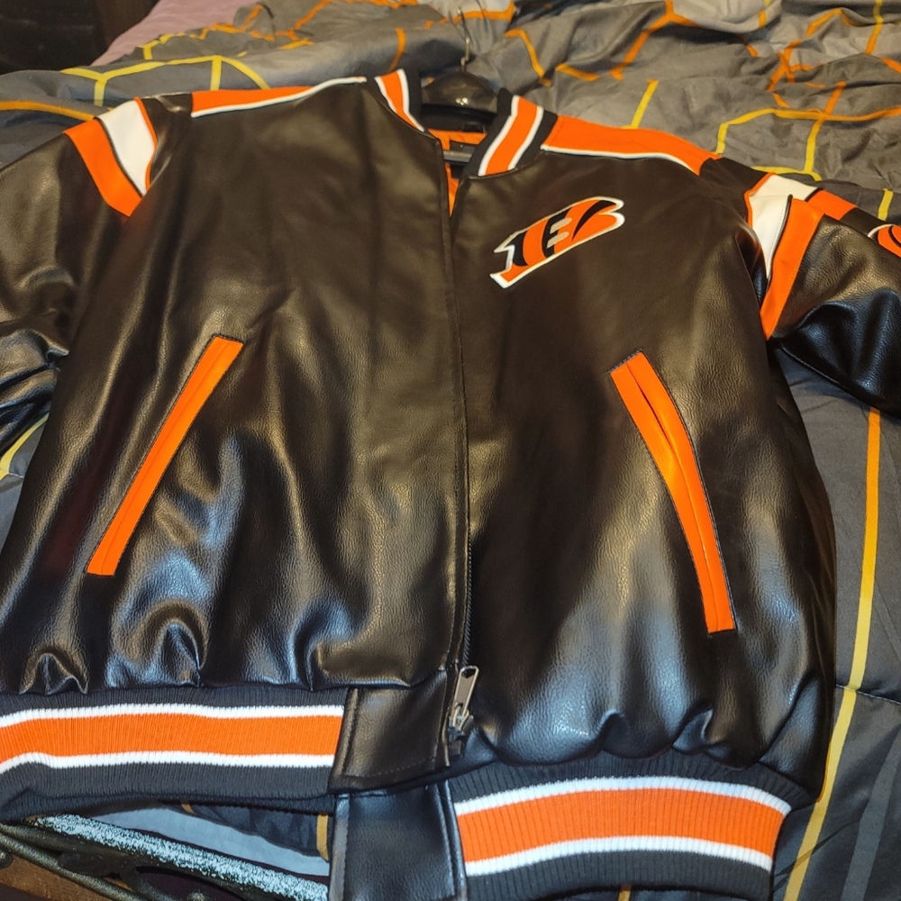 Men's brand new black Cincinnati Bengals leather look bombers jacket.